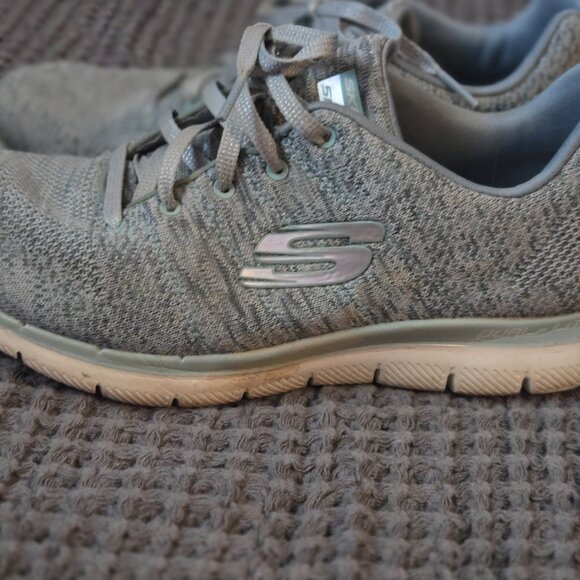 Sketchers Tennis shoes - Picture 2 of 4